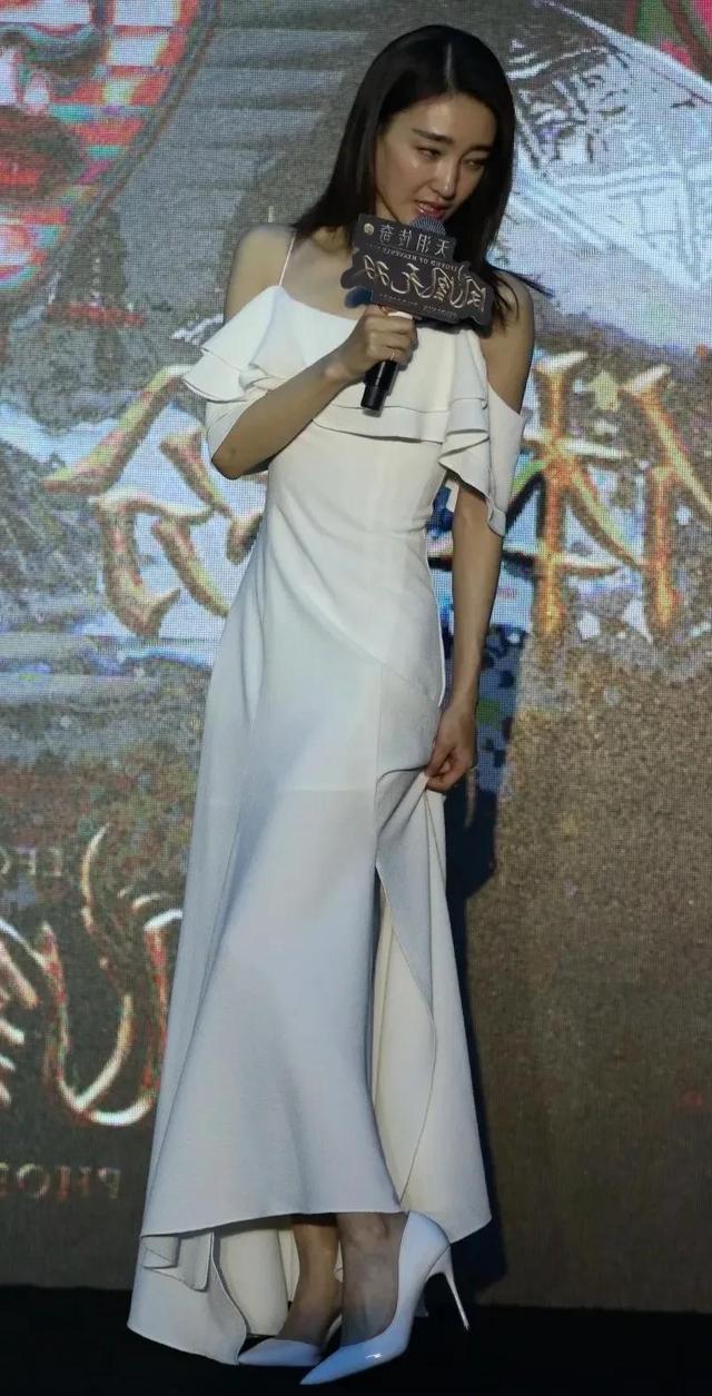 王麗坤最新發(fā)布會(huì)驚艷亮相，星光閃耀的瞬間