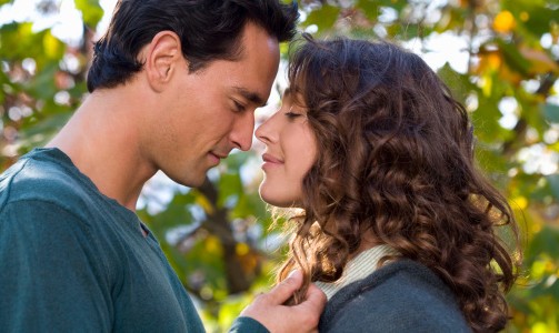 時代變遷下的新型親吻，情感表達的新方式