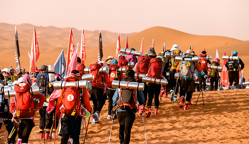 沙海競(jìng)速，沙漠比賽中的歡樂(lè)與同伴時(shí)光