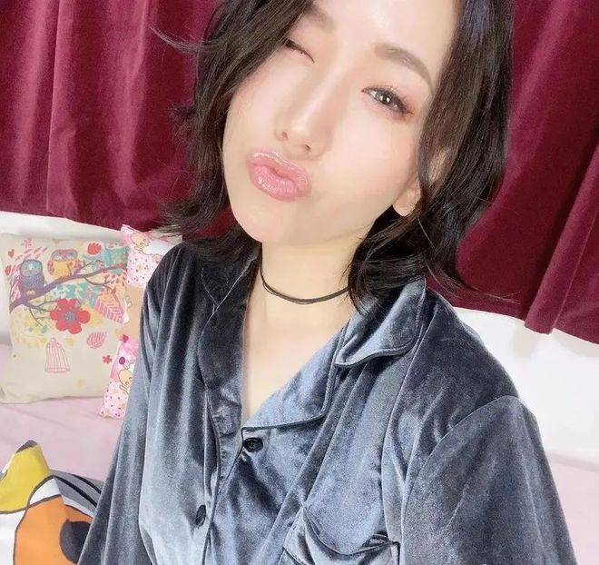 小巷深處的浪漫邂逅，佐山愛在愛情電影網(wǎng)中的故事