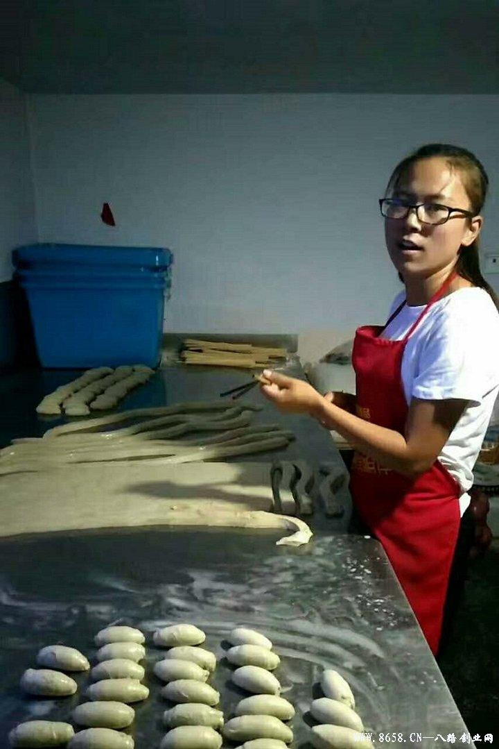 革新烘焙工藝，引領行業(yè)新潮流，最新烤面筋機亮相！