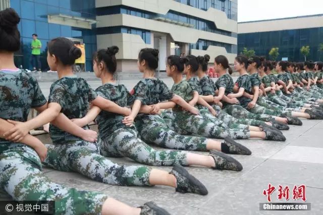 獨(dú)家揭秘，探索小巷深處的軍訓(xùn)新風(fēng)尚——2025軍訓(xùn)最新視頻亮相！